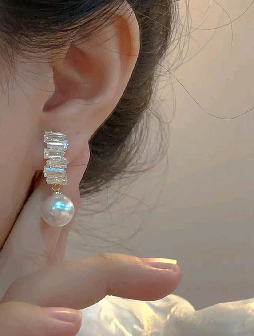 Aretes Dorados con Cristales y Perlas -