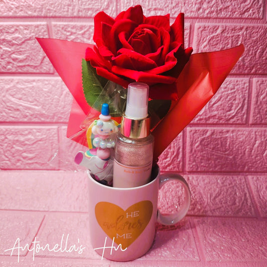 Taza Rosa "He Adores Me" Decorada con 1 Rosa + 1 Boligrafo Sanrio (Sin Productos)