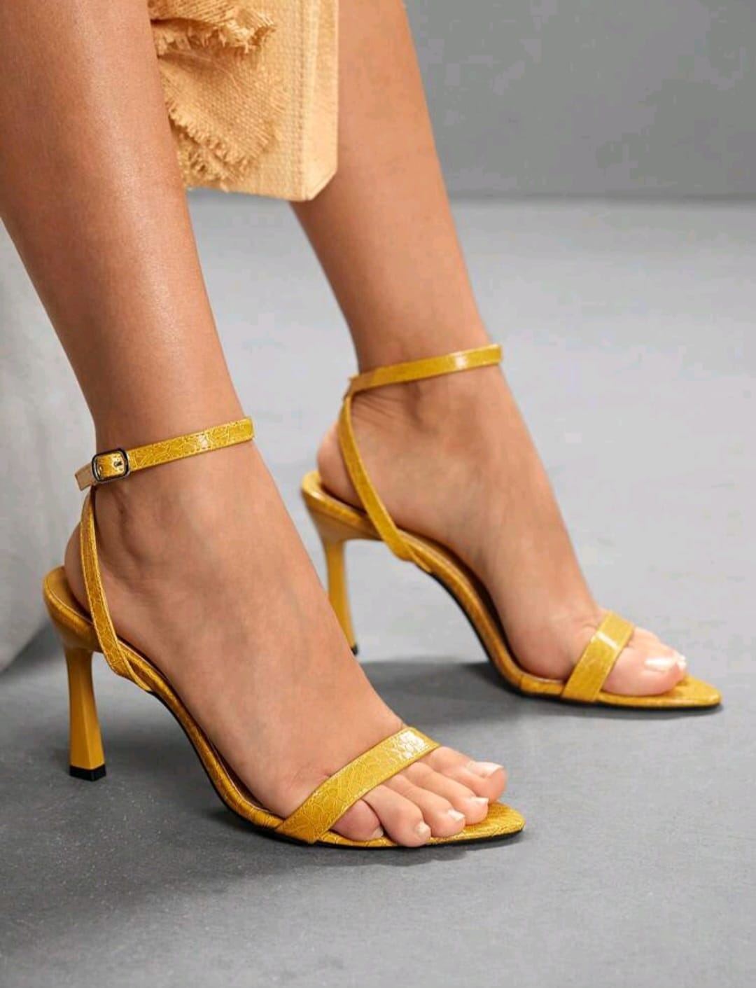 Sandalias Amarillas - Talla 6.5
