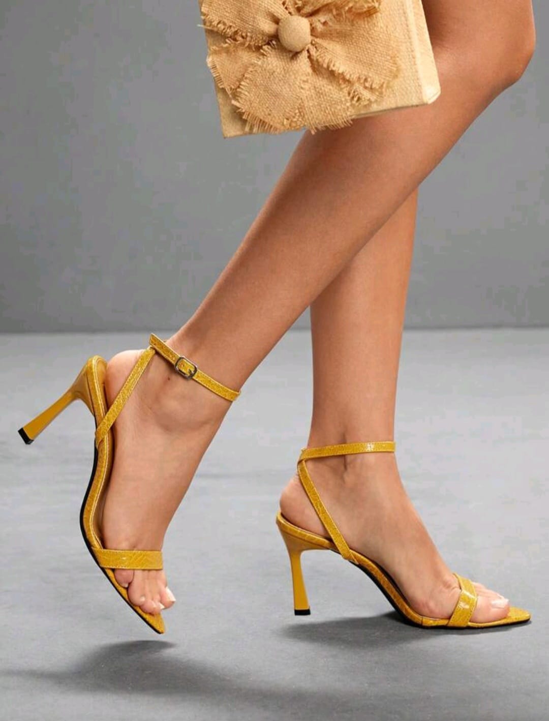 Sandalias Amarillas - Talla 6.5