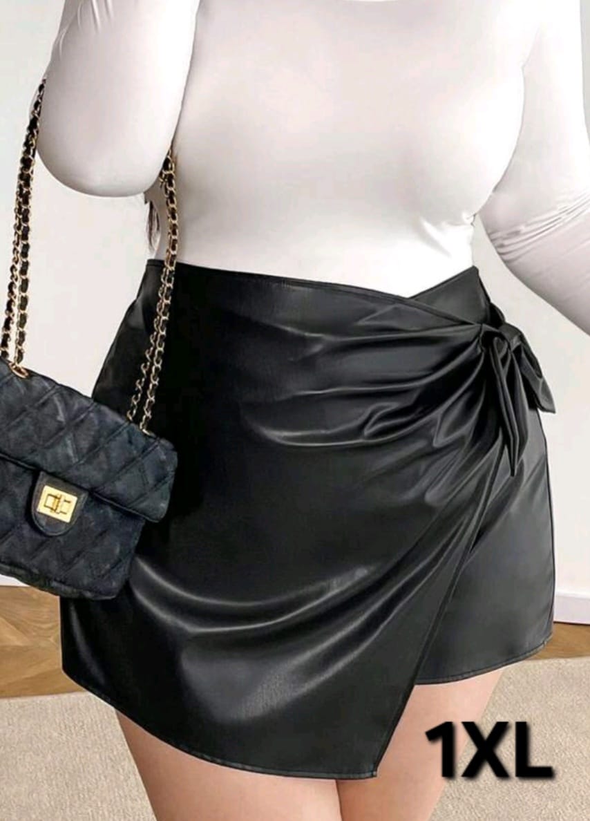 FaldaShort / Skort de Cuero Negro - Stretch -  Talla 1XL
