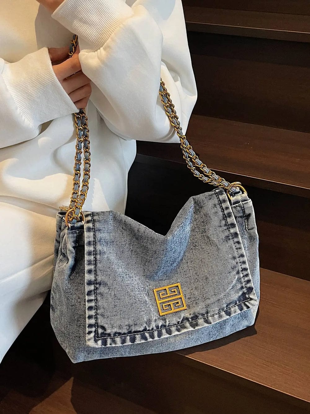 Cartera Mediana Tipo Jean con Detalles Dorados