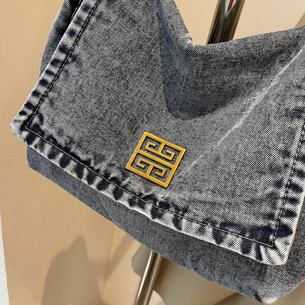 Cartera Mediana Tipo Jean con Detalles Dorados