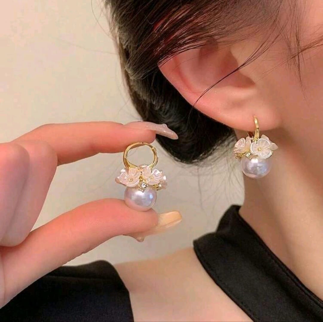 Aretes Dorados con Flores y Perlas