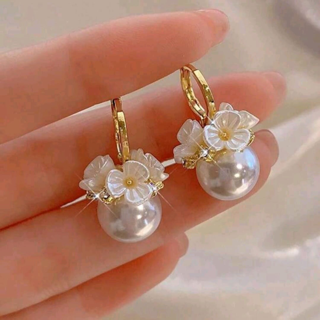 Aretes Dorados con Flores y Perlas