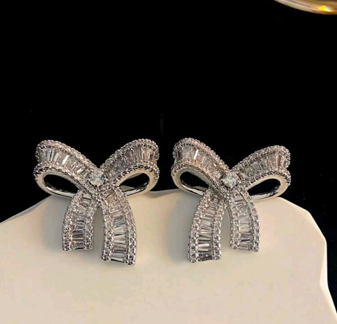 Aretes Plateados Coquette con Cristales