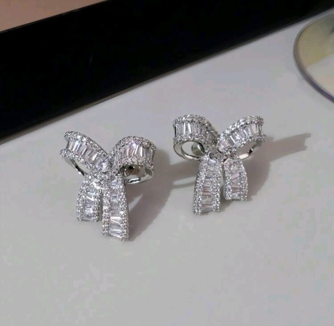 Aretes Plateados Coquette con Cristales