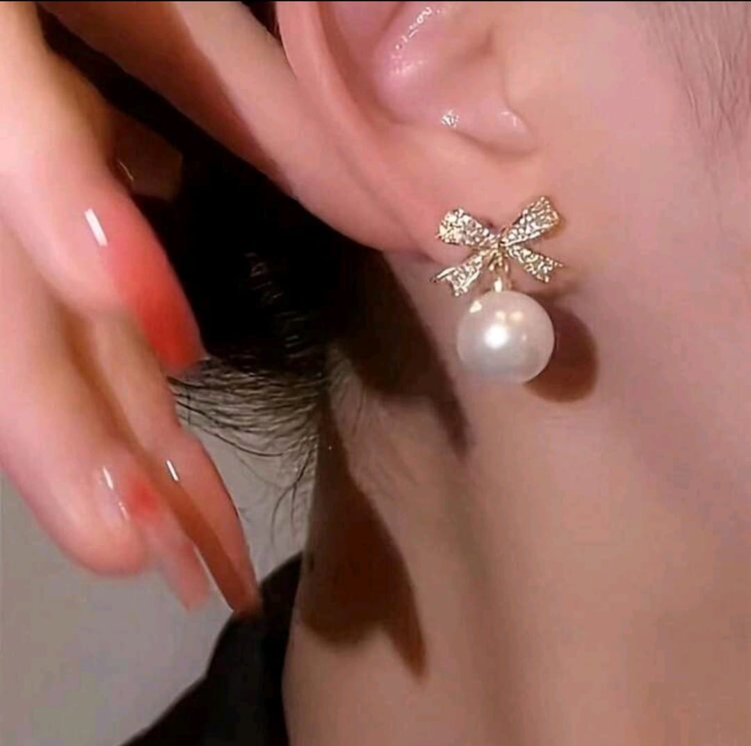 Aretes Dorados con Chongo y Perlas