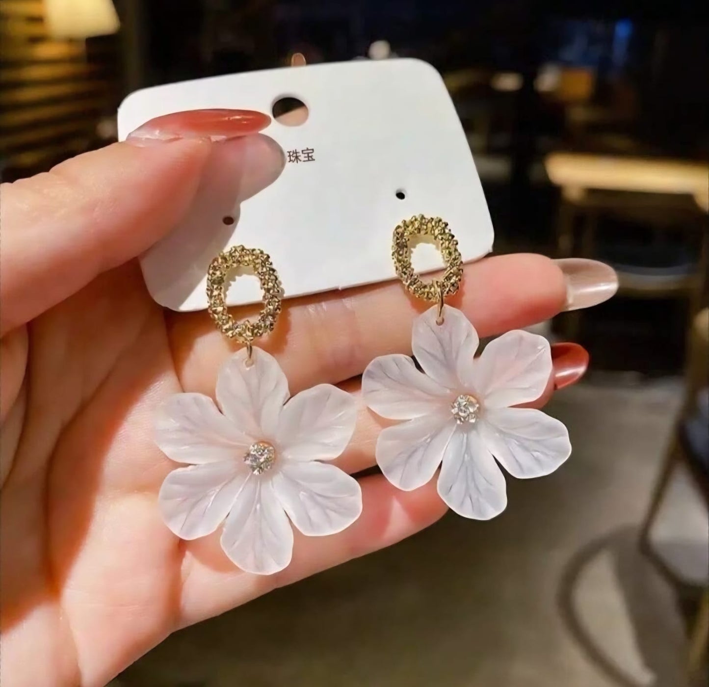 Aretes Dorados Flor Blancos