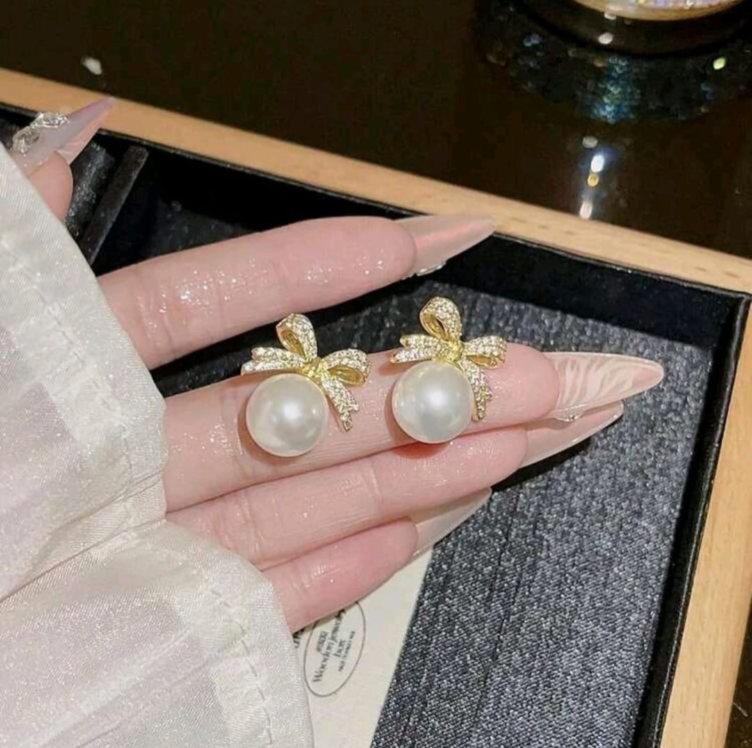 Aretes Dorados con Chongo y Perlas
