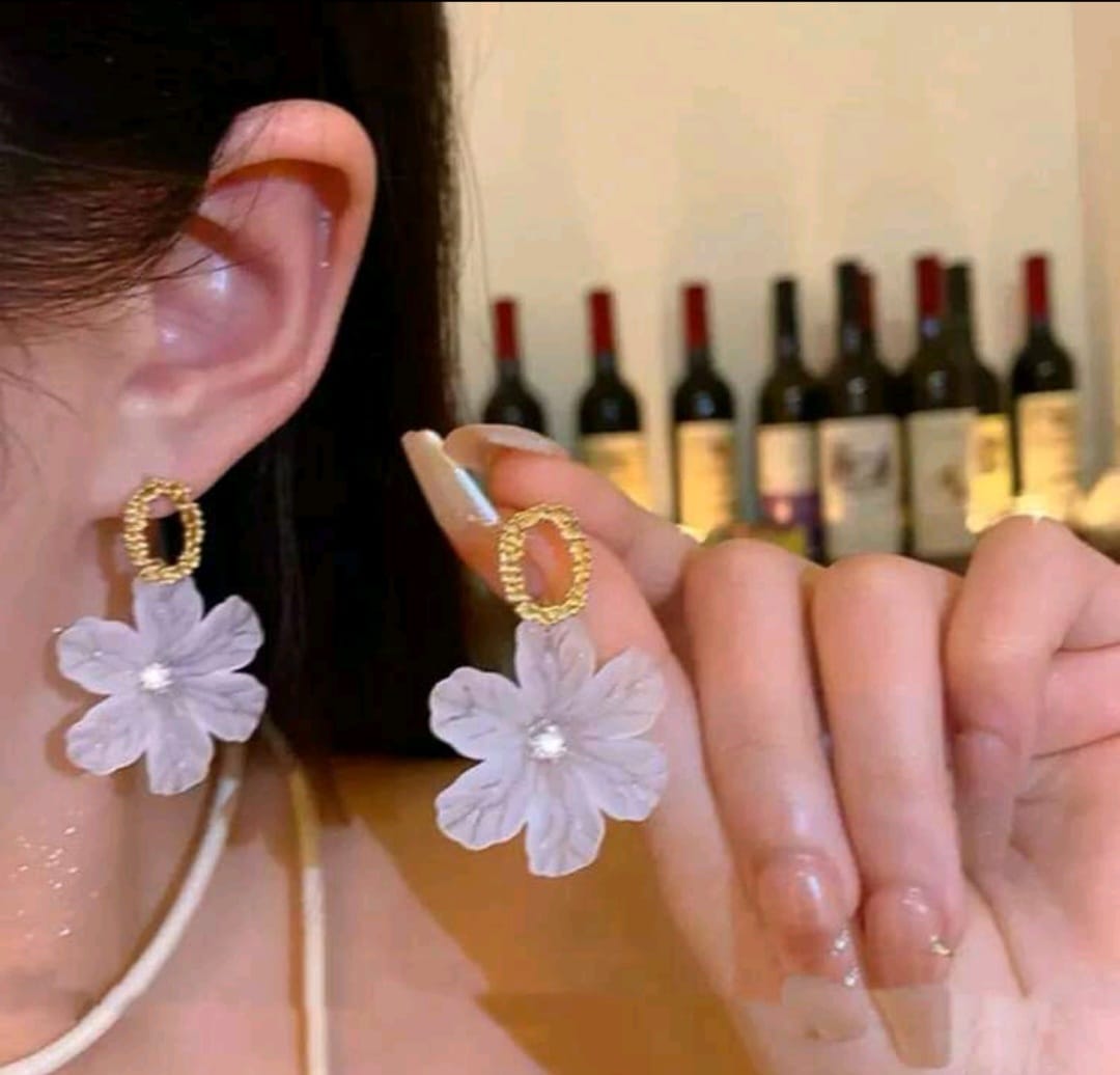 Aretes Dorados Flor Blancos