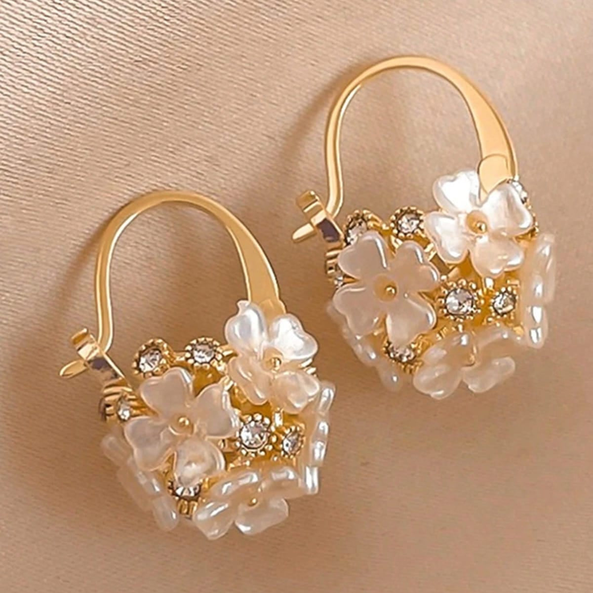 Aretes Dorados con Flores