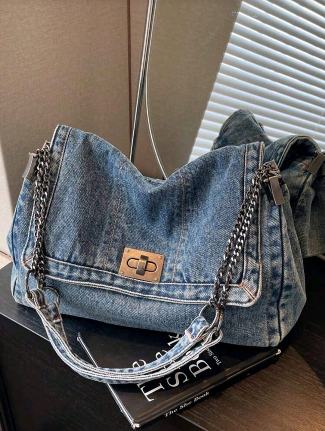 Cartera Mediana Tipo Jean con Detalles Plateados